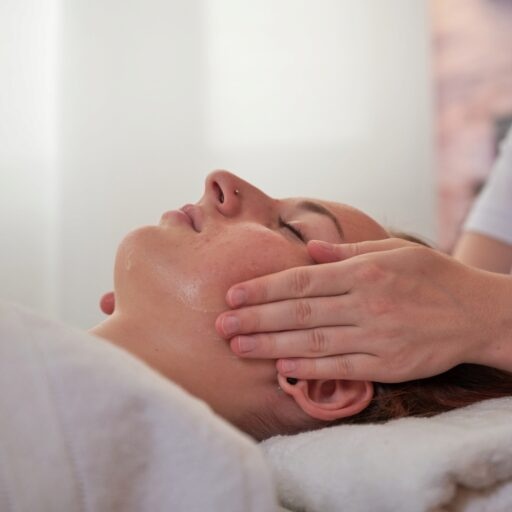 Sie sehen eine Gesichtsmassage
