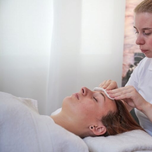 Sie sehen eine Gesichtsmassage
