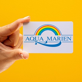Sie sehen eine Hand mit der Geldwertkarte des AQUA MARIEN.